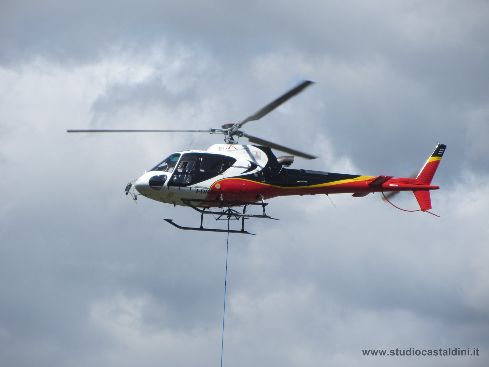 Elicottero Ecureuil B3 in azione.