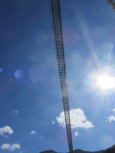 FIGURA 4 - Il ponte tibetano lungo 90 m si staglia nel cielo azzurro di Laviano.
